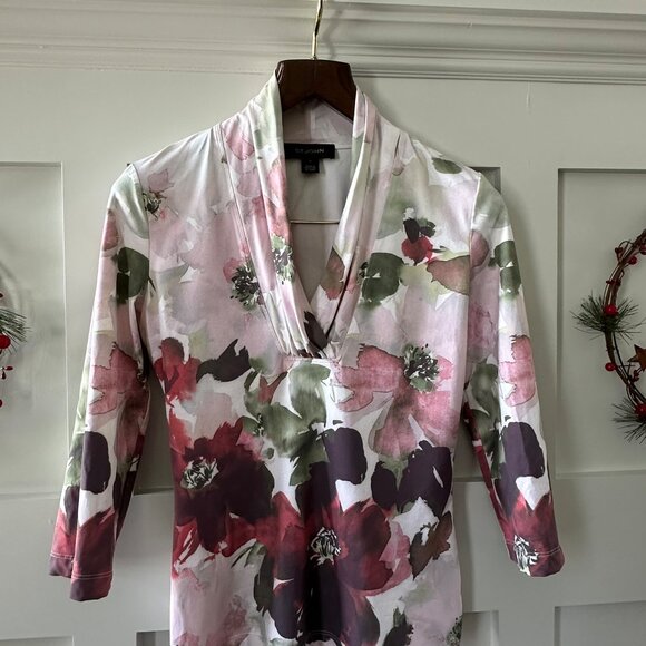 🌸 St. John Floral V-Neck Top – Size Medium - Picture 2 of 6